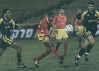 Match aller 1er tour Uefa 99/00 : Charles-Edouard Coridon  entre les joueurs du Maccabi Tel-Aviv.