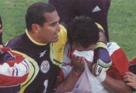 Jos Luis Chilavert rconfortant un de ses coquipiers. 