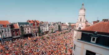 CdF : La foule à l'hôtel de Ville.